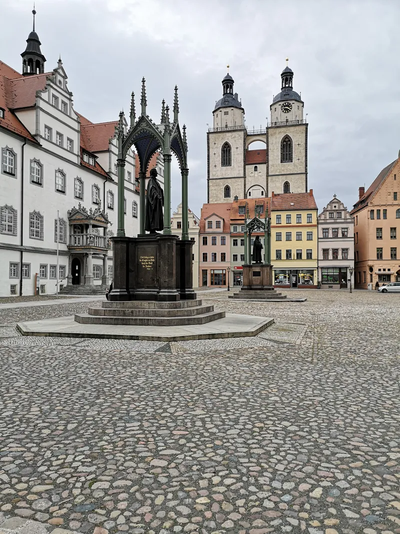 Stadtkirche und Lutherdenkmal in Wittenberg